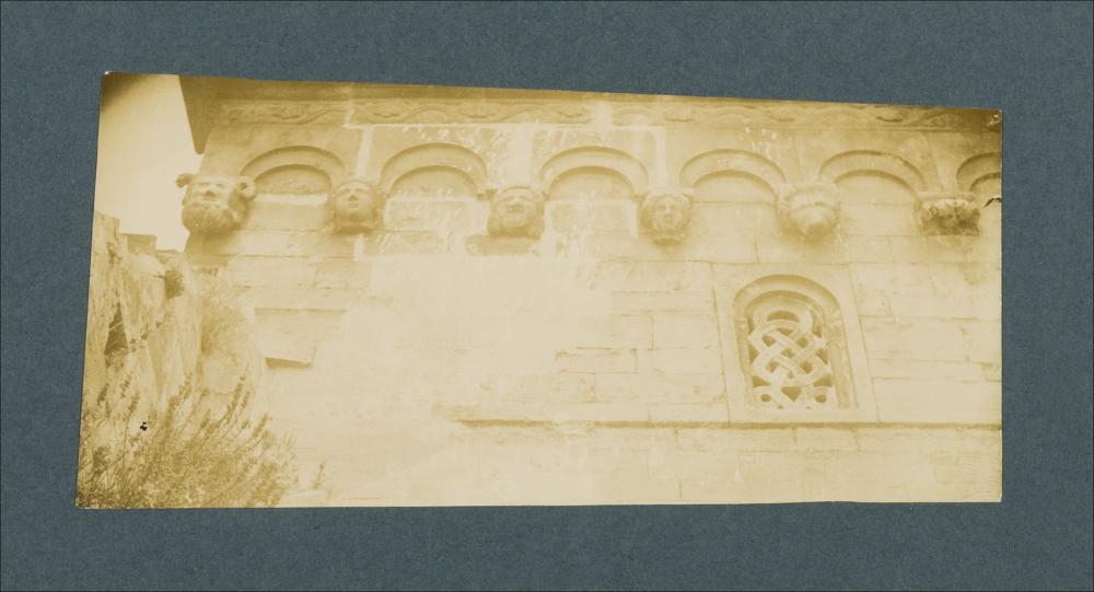 <div class="ql-editor"><div><span>Documentazione fotografica del fianco sud della Cattedrale di Ruvo di Puglia, con una sequenza di archetti pensili su teste mensola (XII-XIII secolo).</span></div><div><span class="ql-cursor">﻿</span>La raccolta fotografica di Giuseppe Ceci (1863-1938), studioso delle arti figurative dell’Italia meridionale e tra i promotori delle Società di Storia Patria di Napoli e della Puglia, si inserisce nel vivace clima culturale dell’Italia postunitaria, caratterizzato dal progressivo consolidarsi di una «coscienza nazionale» alimentata anche dal confronto e dal dialogo con le realtà storiche e culturali locali.</div><div>Oggi la Biblioteca Comunale di Andria conserva oltre settecento fotografie dedicate al...