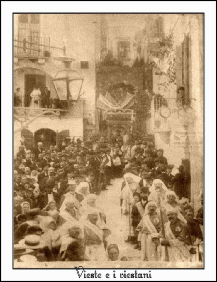 <div class="ql-editor"><div>Questa foto storica datata al 1916 mostra la folla di fedeli in processione per le vie del centro storico di Vieste in occasione della Festa in onore della Protettrice Santa Maria di Merino.</div><div> La Festa Patronale di Santa Maria di Merino si svolge ogni anno dal 30 aprile al 10 maggio, con un ricco programma di celebrazioni religiose e manifestazioni civili.</div><div>I riti religiosi comprendono il Novenario, l’intronizzazione della Patrona, le Messe a suffragio e la solenne processione. Accanto a questi riti, la città si anima con eventi civili: serate canore, bande da giro, gruppi folkloristici, la tradizionale sagra del dolce, spettacolari luminarie che adornano gran parte del centro abitato e suggestivi fuochi pirotecni...