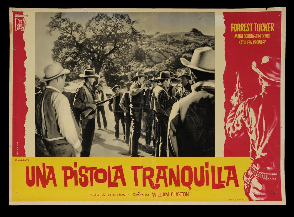 L'immagine riproduce uno dei manifesti conservati presso la Mediateca Regionale Pugliese (vedi Note). Si tratta di uno dei soggetti della fotobusta del film "Una pistola tranquilla", di cui si conserva in collezione anche la versione manifesto a firma di Bob Deseta. La fotobusta in oggetto è stata realizzata dallo Studio De Seta e presenta come di consueto al centro una fotografia tratta da una scena del film. Tutto intorno all'immagine in bianco e nero, corre una cornice illustrata e dipinta, con la sagoma di un pistolero di spalle, che riprende uno degli uomini nella fotografia. Significativo anche il lettering utilizzato per il titolo, un maiuscolo vivace e movimentato, che comunica un film dinamico, a tema western....