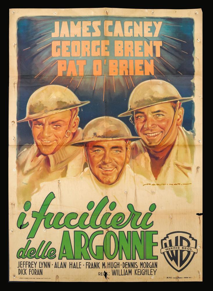 L'immagine riproduce uno dei manifesti conservati presso la Mediateca Regionale Pugliese (vedi Note). Si tratta di una delle versioni grafiche del manifesto del film americano "I fucilieri delle Argonne", a firma del toscano Martinati (Luigi Martinati). Fondatore con Anselmo Ballester e Alfredo Capitani dello studio BCM, società di produzione di manifesti per il cinema, è da considerarsi uno dei maggiori interpreti della prima maniera del manifesto di cinema. L'elegante composizione presenta infatti le caratteristiche tipiche dello stile del pittore. L'uso della luce è protagonista, illumina i volti realistici e dettagliati dei tre protagonisti in primo piano (gli attori James Cagney, George Brent, Pat O' Brien) e i loro nomi tra le scintille, che campeggiano in alto ne...