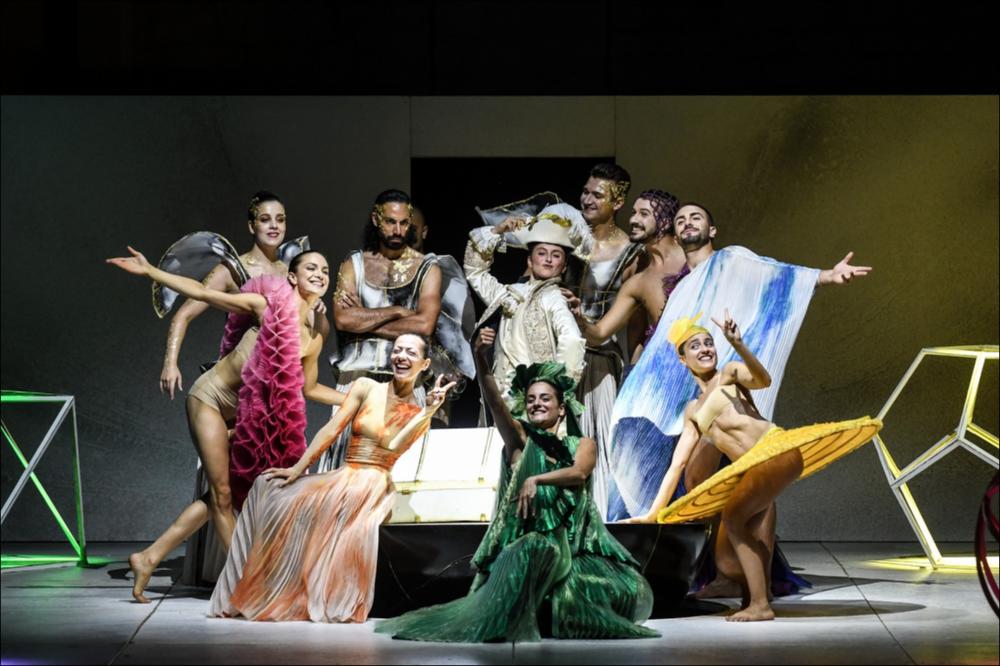 Nella foto una coreografia eseguita dai danzatori della compagnia Fattoria Vittadini per la produzione teatrale che ha accompagnato le musiche de “La Creazione” del compositore Franz Joseph Haydn.
Singolare, infatti, è stata la volontà di affiancare alla musica una visualizzazione teatrale per opere liriche, come quelle di Haydn, che, seppur ricche di valori musicali, hanno solitamente trascurato un contesto drammaturgico.
In occasione della 47ª edizione del Festival della Valle d’Itria, nelle serate del 17, 23 e 31 luglio 2021, l’opera di Haydn è stata messa in scena nell’Atrio del Palazzo Ducale di Martina Franca, sotto la direzione di Fabio Luisi, nella versione in italiano a cura di Dario Del Corno, rivista p...