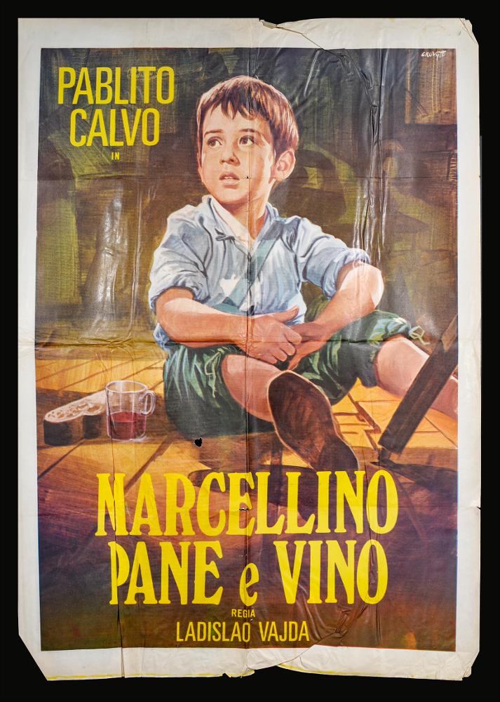 L'immagine riproduce uno dei manifesti conservati presso la Mediateca Regionale Pugliese (vedi Note). Si tratta di una delle versioni grafiche del manifesto del film “Marcellino pane e vino” del 1955 per la regia di Ladislao Vajda, tratto dal romanzo di José María Sánchez Silva. La firma che si legge sul lato a sinistra appartiene all’illustratore Luciano Crovato che pone come figura centrale e totalizzante nello spazio grafico il protagonista Marcellino con accanto gli oggetti esplicitati nel titolo, un bicchiere di vino e una fetta di pane. Il protagonista siede per strada e alle sue spalle si riconoscono dei palazzi, tutto lo sfondo è reso da Crovato con tinte scure che rendono l'atmosfera cupa e enfatizzano la solitudine del bambino. Unica nota di colore il giallo d...