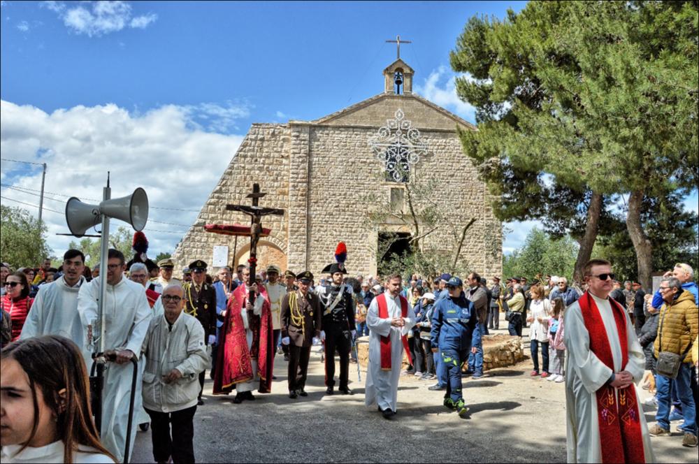 Lo scatto fotografico mostra la chiesetta rupestre di Auricarro, dimora estiva del Santissimo Crocifisso che giunge qui a benedire i campi dopo essere stato custodito nel periodo invernale presso la Chiesa S. Maria La Porta in Palo del Colle.
La Festa del SS. Crocifisso di Auricarro, istituita nel 1853, si celebra in due momenti diversi, il 3 Maggio e la terza settimana di settembre a Palo del Colle (Bari). La Festa si caratterizza, dal punto di vista liturgico, con messe solenni e tre processioni con il simulacro del Crocifisso lungo le vie storiche del paese (il SS. Crocifisso viene portato in processione dalla Chiesa S. Maria La Porta alla chiesetta rupestre di Auricarro (dimora estiva) per benedire i campi e poi, a settembre, vi è il ritorno dell’effige nella Chiesa...
