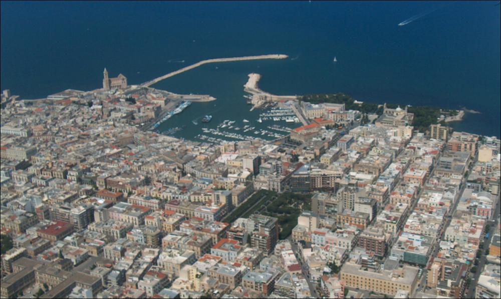 Il comune di Trani, rientra nel sistema insediativo costiero della Puglia Centrale, caratterizzato da centri compatti, allineati ordinatamente e a cadenza regolare lungo la costa e intervallati da ampi spazi coltivati che giungono fino al mare, tutt'intorno il paesaggio storico della piantata olivetata, interrotto dalle lame, questi corsi d'acqua temporanei, particolarmente preziosi dal punto di vista naturalistico e paesaggistico. Rappresentano i pochi areali di naturalità presenti lungo la costa, nonchè elementi di connessione ecologica tra entroterra e mare. Tutte le città marinare della Puglia Centrale sono dotate di centri e porti storici di pregio, accomunati da storia e struttura urbana, ma ognuno caratterizzato da un diverso rapporto con il mare.

