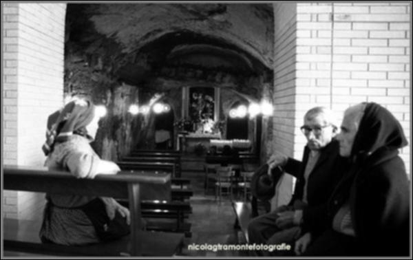 <div class="ql-editor"><div>Questa foto storica digitalizzata, databile agli anni '80, cattura un momento di profonda devozione popolare per San Michele Arcangelo, Patrono di Orsara di Puglia (FG): la veglia nella grotta.</div><div>La festa patronale di San Michele Arcangelo a Orsara di Puglia è uno degli eventi più importanti della vita religiosa e culturale della comunità. Si celebra due volte l’anno, l’8 maggio e il 29 settembre, date entrambe legate alla tradizione del culto micaelico.</div><div>La devozione a San Michele ad Orsara affonda le sue radici in epoca molto antica, probabilmente già nell’VIII secolo, quando monaci basiliani si stabilirono nelle grotte del territorio. Cuore di questa tradizione è la Grotta di San ...