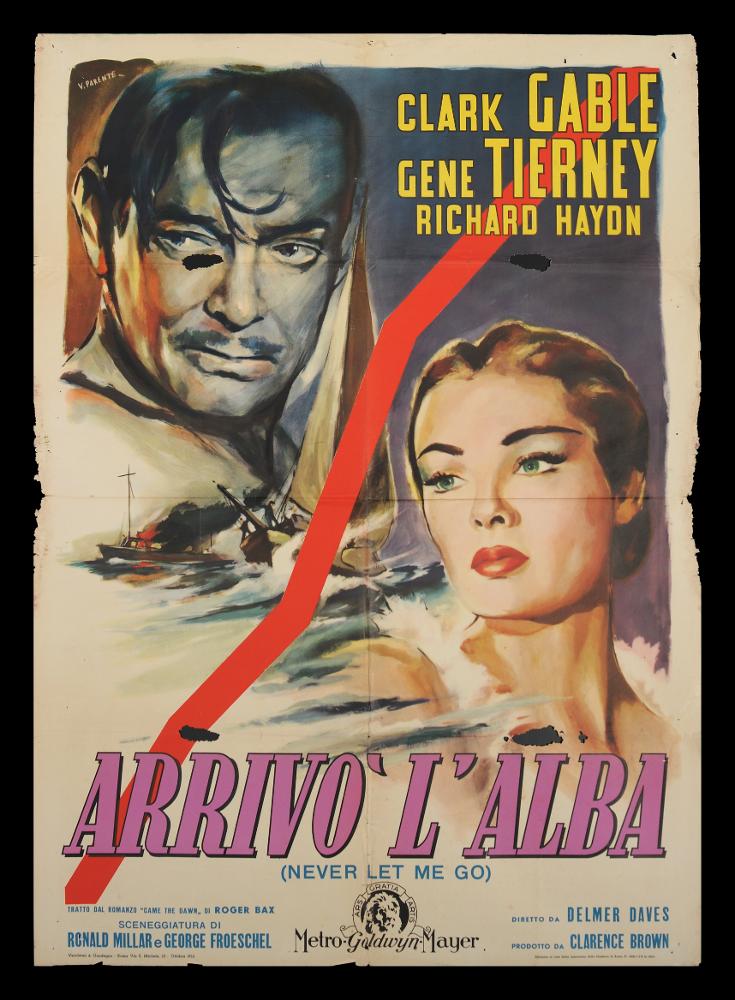 L'immagine riproduce uno dei manifesti conservati presso la Mediateca Regionale Pugliese (vedi Note). Si tratta di una delle versioni grafiche del manifesto del film "Arrivò l’alba" del 1953 per la regia di Delmer Daves. Il manifesto, a firma dell’illustratore V. Parente, presenta i primi piani dei due protagonisti principali il giornalista statunitense Philip Sutherland (Clark Gable) e la sua amata Marya (Gene Tierney), una ballerina di danza classica in Russia, impossibilitati a sposarsi a causa dei rapporti ostili tra il Paese sovietico e quelli occidentali: infatti il governo russo vieta il matrimonio tra russi e stranieri e non concede permessi di espatrio ai propri connazionali. Questa separazione è ben raffigurata anche graficamente da una spessa linea rossa tra ...