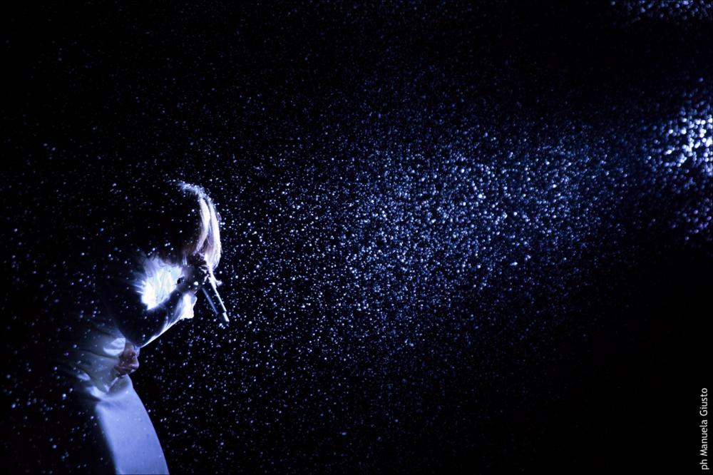 L'immagine in oggetto, scattata dalla fotografa Manuela Giusto, cattura un momento dello spettacolo “Guarda come nevica – 1.CUORE DI CANE”, prodotto in collaborazione con TPE – Teatro Piemonte Europa e con il sostegno del MIBACT e Regione Puglia e dell’Assessorato all’Industria Turistica e Culturale, Gestione e Valorizzazione dei Beni Culturali. Lo scatto mostra l'attrice "inondata" da una cascata di neve su un fondo totalmente scuro quasi fosse un cielo stellato. L'abito bianco di scena si fonde con la neve, come fosse formato da essa....