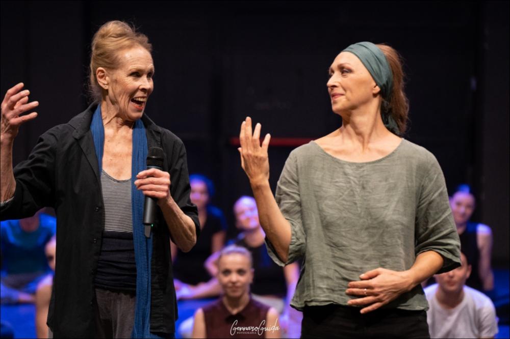 Lo scatto fotografico ritrae la famosa danzatrice e coreografa statunitense Carolyn Carlson insieme alla direttrice artistica Elisa Barucchieri, con il gruppo di allievi esperti che hanno partecipato alla masterclass ideata e curata dalla compagnia ResExtensa (ottobre – novembre 2022). A fine corso è stato messo in scena uno spettacolo di danza contemporanea “The ways of Land”, organizzato nell’ambito del progetto “Formation for Future”, Laboratorio Internazionale di Danza Contemporanea, tenutosi a Bari presso il “Nuovo Teatro Abeliano” il 2 novembre 2022.
Il corso formativo è stato reso possibile grazie alla sinergia tra le attività di “Unite gli Estremi e Troverete il Vero Centro”, sostenuto nell’ambito del progetto “Le due Bari”, e il Centro Nazionale di Produzione p...