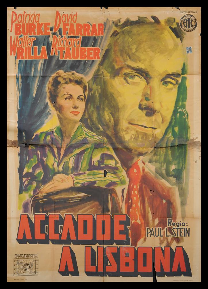 L'immagine riproduce uno dei manifesti conservati presso la Mediateca Regionale Pugliese (vedi Note). Si tratta della versione grafica per il manifesto di "Accadde a Lisbona", film inglese degli anni ’40, a firma di Rinaldo Gèleng. Artista poliedrico ed eclettico, dopo gli studi d'arte, visse e lavorò per molti anni a Parigi, poi a Milano dove realizzò una serie di copertine per Mondadori e infine a Roma, dove creò alcuni manifesti per i film di Fellini. Il suo stile fresco e pittorico è fatto di pennellate liquide e sfumate, con spunti grafici originali, composizioni personali, in cui rivela la sua dote di ritrattista. Gèleng organizza la composizione dividendo graficamente lo spazio in due parti, in cui convivono il grande primo piano di Walter Rilla e la figura di Pa...