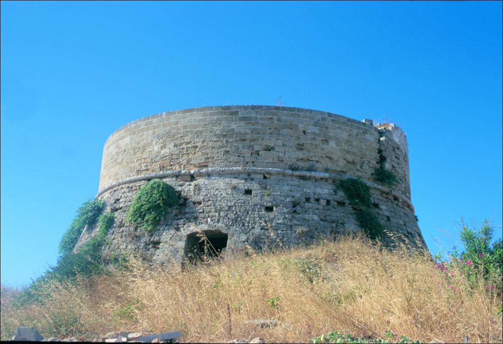 La fotografia è parte della ricca raccolta fotografica “Puglia per tutte le Stagioni” vol. 2, prodotta dall'Assessorato al Turismo e Industria Alberghiera della Regione Puglia e creata per raccontare la Puglia attraverso immagini diverse suddivise in 5 settori principali: Città e Paesi, Settimana Santa, Territorio, Feste – Sagre – Tradizioni, Mercati – Prodotti – Cucina. L'immagine immortala la Torre dell'Uomo Morto o Torre dell'Omomorto che si trova lungo la costa di Leuca, rinomata località turistica in provincia di Lecce. Oltre che come elementi di difesa, tali torri servivano soprattutto ad avvistare l'eventuale presenza e avvicinamento delle navi dei Turchi, che per lungo tempo hanno invaso Otranto e altre aree della penisola e a dare l'allarme verso l'entroterra a...