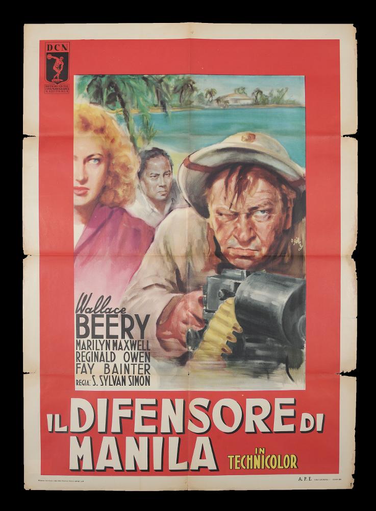 L'immagine riproduce uno dei manifesti conservati presso la Mediateca Regionale Pugliese (vedi Note). Si tratta della versione grafica per il manifesto de "Il difensore di Manila", film americano di guerra degli anni ’40, a firma di Rinaldo Gèleng. Artista poliedrico ed eclettico, dopo gli studi d'arte, visse e lavorò per molti anni a Parigi, poi a Milano dove realizzò una serie di copertine per Mondadori e infine a Roma, dove realizzò alcuni manifesti per i film di Fellini. Il suo stile fresco e pittorico è fatto di pennellate liquide e sfumate, con spunti grafici originali, composizioni personali, in cui rivela la sua dote di ritrattista. In quest'opera Gèleng usa l'espediente della cornice rossa per organizzare una composizione inconsueta, tagliando le figure come fo...