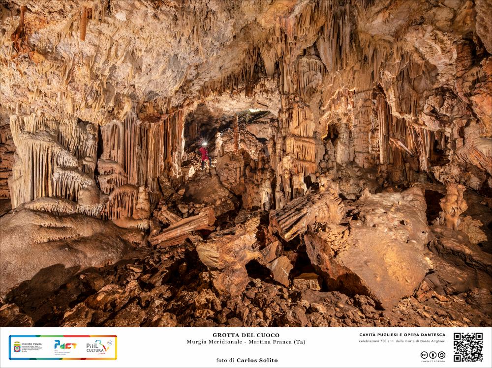 Un’apertura verticale spalanca l’enorme cavità della Grotta del Cuoco, nei pressi di Martina Franca, nella Murgia Meridionale. La Grotta raggiunge una lunghezza di ben 120 metri.
Il soffitto è molto alto e costellato da affilatissime stalattiti, alcune piccole e sottili, altre che scendono colanti come pesanti sipari di un'inquietante scenografia dantesca. Ammassi di rocce dalle tinte infuocate si affastellano l’una sull’altra, rocce acuminate, rocce levigate. Magistrale il lavoro dell’acqua che ha plasmato le viscere della terra dando vita a questa esuberante opera d’arte naturale.
L’immagine digitale fa parte della raccolta di fotografie prodotte da Carlos Solito per il Progetto digitale “Sillabario sotterraneo – Viaggio dantesco nelle Grotte di Puglia” – realizzato n...