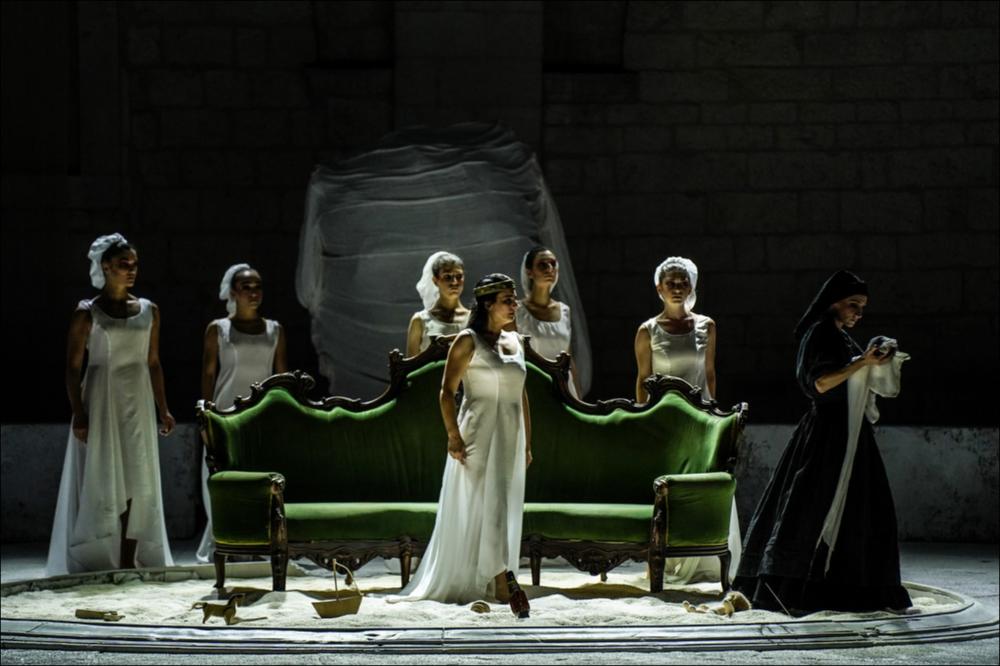Nella foto una coreografia eseguita dai danzatori della compagnia Fattoria Vittadini per la produzione de La Griselda di Alessandro Scarlatti tenutasi a Palazzo Ducale di Martina Franca il 24, 29 luglio e 1° agosto in occasione della 47ª edizione del Festival della Valle d’Itria. La Griselda, tratta dall’ultima novella del Decameron di Boccaccio, è stata messa in scena proprio nell’anno del trecentesimo anniversario del debutto, avvenuto al Teatro Capranica di Roma nel 1721.
L’orchestra “La Lira di Orfeo” e il Coro Ghisleri sono stati diretti dal greco Georg Petrou, e la regia è stata firmata da Rosetta Cucchi.
Le scene sono di Tiziano Santi e i costumi di Claudia Pernigotti.
Importante il cast di rilie...
