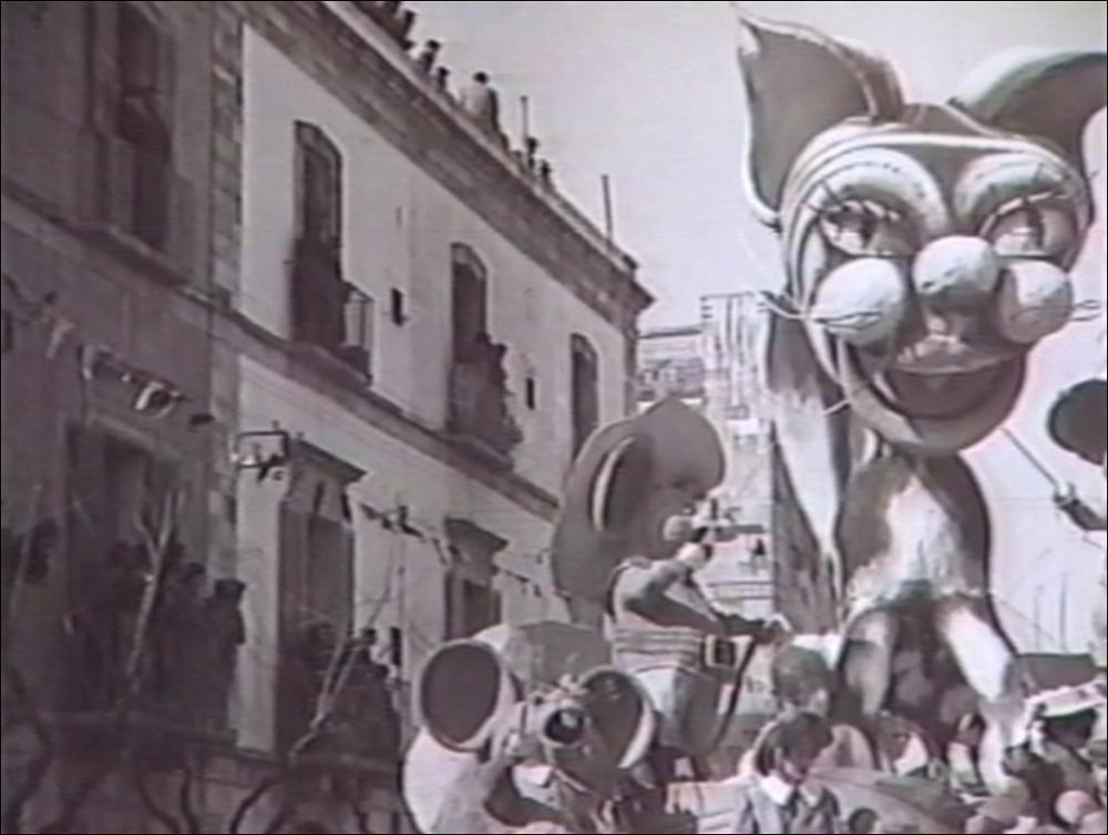 Il documentario dal titolo “Dal Balì a Farinella” è stato realizzato nel 1989 dalla Cooperativa Progetto Solidarietà con la regia di Tito Manlio Altomare e la voce narrante di Palmina Nardelli. Al 2005 risale l'inserimento di immagini riguardanti la Chiesa Madre di S. Pietro Apostolo restaurata nello stesso anno. Nei 31 minuti del video si susseguono le voci di noti esperti di storia locale tra i quali risaltano i nomi del professor Antonio d'Itollo e di Cesare Tinelli. Gli esperti accompagnano il pubblico per le vie di Putignano, ripercorrendo, a ritroso, un viaggio nella storia del comune della Murgia barese a partire dal Medioevo e dalla Chiesa Madre considerata, fin da subito, importante centro di potere politico, giudiziario, amministrativo, culturale e sociale. Il...