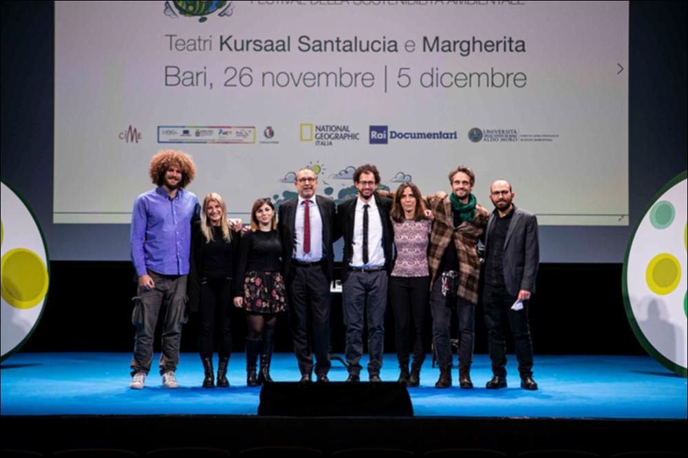 Nello scatto è ritratto il team di Cime: al centro Vito Cramarossa, Presidente di Cime, e accanto Marco Cattaneo, direttore di National Geographic Italia e moderatore degli incontri, durante la giornata inaugurale del Festival della Sostenibilità Ambientale “Io scelgo il Pianeta” tenutosi dal 26 novembre al 5 dicembre 2021 a Bari presso il Teatro Kursaal Santalucia....
