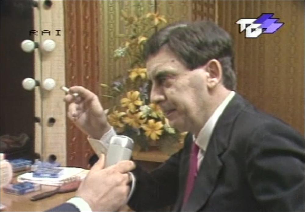 L'intervista è parte di “Attraverso lo spettacolo”, collezione che raccoglie le risorse digitali di “Attraverso lo spettacolo - Archivio ipermediale italo­greco in rete” progetto nato nel 2008 dalla collaborazione fra la Regione Puglia e la Grecia, che ha reso disponibili nelle biblioteche in terra ellenica e pugliese i dvd di ben 76 spettacoli artistici. Il video è una valida testimonianza per la memoria storica del Petruzzelli barese e del noto scrittore e attore pugliese Carmelo Bene. Attraverso poche e significative battute, l'autore della Lectura Dantis spiega l'amore per l'opera di Dante, il suo duetto artistico con Eduardo De Filippo e il suo rapporto con la Puglia. Lo spettacolo vide due giganti del teatro del '900 incontrarsi sul palcoscenico del politeama bare...