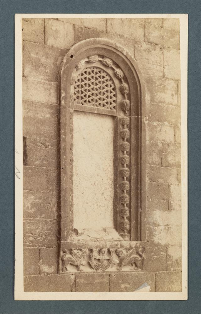 <div class="ql-editor"><div>Ritaglio da fotografia di Romualdo Moscioni di una finestra laterale della Cattedrale di Barletta. L'immagine fa parte dell'Archivio fotografico di Giuseppe Ceci.</div><div>La raccolta fotografica di Giuseppe Ceci (1863-1938), studioso delle arti figurative dell’Italia meridionale e tra i promotori delle Società di Storia Patria di Napoli e della Puglia, si inserisce nel vivace clima culturale dell’Italia postunitaria, caratterizzato dal progressivo consolidarsi di una «coscienza nazionale» alimentata anche dal confronto e dal dialogo con le realtà storiche e culturali locali.</div><div>Oggi la Biblioteca Comunale di Andria conserva oltre settecento fotografie dedicate alla Puglia medievale, a Napoli e al patri...