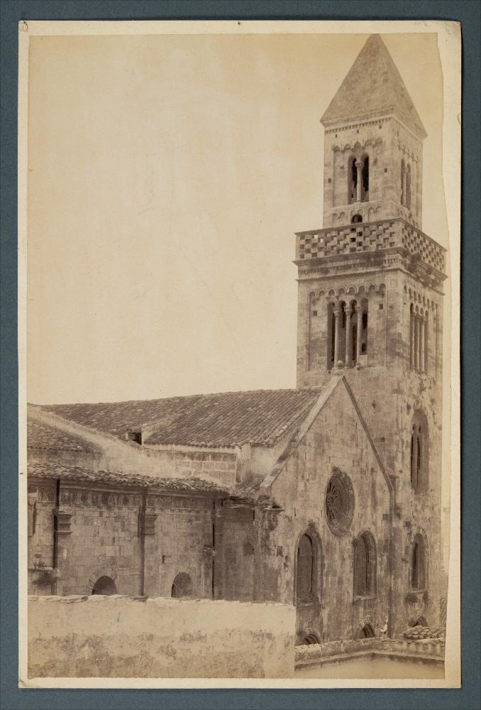 <div class="ql-editor"><div>Documentazione fotografica: veduta della sommità della parete meridionale e del campanile della Cattedrale di Acquaviva delle Fonti.</div><div><br></div><div>La raccolta fotografica di Giuseppe Ceci (1863-1938), studioso delle arti figurative dell’Italia meridionale e tra i promotori delle Società di Storia Patria di Napoli e della Puglia, si inserisce nel vivace clima culturale dell’Italia postunitaria, caratterizzato dal progressivo consolidarsi di una «coscienza nazionale» alimentata anche dal confronto e dal dialogo con le realtà storiche e culturali locali.</div><div>Oggi la Biblioteca Comunale di Andria conserva oltre settecento fotografie dedicate alla Puglia medievale, a Napoli e al patrimonio stor...