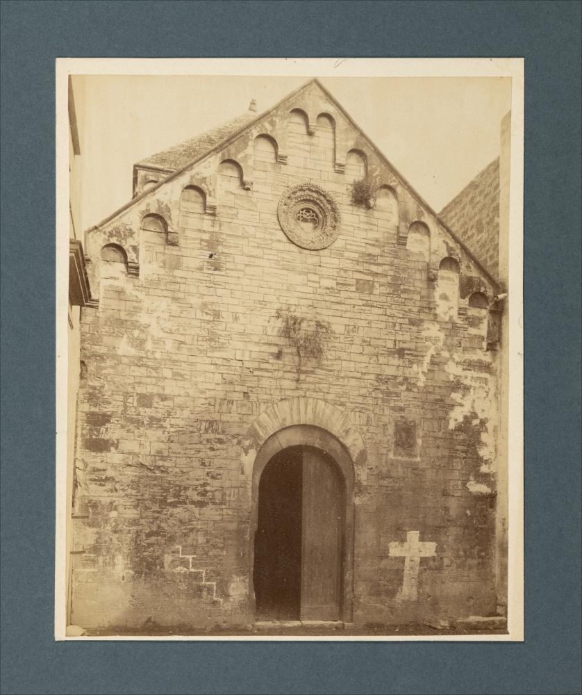 <div class="ql-editor"><div><span>Ritaglio da fotografia di Romualdo Moscioni della facciata di XII secolo della Chiesa di Santa Margherita a Bisceglie.</span></div><div><span class="ql-cursor">﻿</span>La raccolta fotografica di Giuseppe Ceci (1863-1938), studioso delle arti figurative dell’Italia meridionale e tra i promotori delle Società di Storia Patria di Napoli e della Puglia, si inserisce nel vivace clima culturale dell’Italia postunitaria, caratterizzato dal progressivo consolidarsi di una «coscienza nazionale» alimentata anche dal confronto e dal dialogo con le realtà storiche e culturali locali.</div><div>Oggi la Biblioteca Comunale di Andria conserva oltre settecento fotografie dedicate alla Puglia medievale, a Napoli e ...