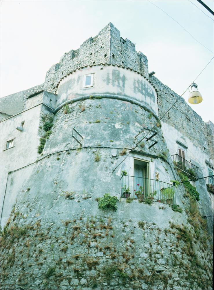 La fotografia è parte della ricca raccolta fotografica “Puglia per tutte le Stagioni” vol. 2, prodotta dall'Assessorato al Turismo e Industria Alberghiera della Regione Puglia, per raccontare la Puglia attraverso immagini suddivise in 5 settori principali: Città e Paesi, Settimana Santa, Territorio, Feste – Sagre – Tradizioni, Mercati – Prodotti – Cucina. L'immagine immortala uno scorcio del centro storico di Vico del Gargano, in provincia di Foggia, paese che la tradizione orale vuole sorta nel X secolo, periodo in cui il Papa chiamò gli Slavi per scacciare i Saraceni che infestavano il Gargano. In maniera specifica si osserva la presenza di una torre che, in vari tratti, si congiunge alle abitazioni. Nel 1292 Teodisco de Cuneo maestro dei balestrieri e uomo d'armi si ...