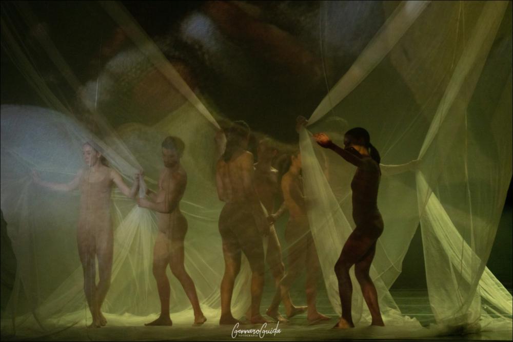 Lo scatto fotografico coglie un momento scenico dello spettacolo ““I sogni di Leonardo. L’uomo che intuì il volo” della Compagnia ResExtensa, da un’idea e per la regia di Elisa Barucchieri, coreografie di Elisa Barucchieri e Giordano Orchi, con le musiche originali di Gianvincenzo Cresta. Il light design è di Stefano Limone, la video art di Leandro Summo, la scenografia di Deni Bianco e i costumi di Barbara Petrecca.
Lo spettacolo è andato in scena al Teatro Piccinni di Bari il 12 febbraio e il 13 febbraio 2022 nell’ambito della Stagione del Comune di Bari, in collaborazione con il Teatro Pubblico Pugliese. 
Lo spettacolo, performance unica di forma e luce, movimento, danza tra aria e terra, si ispira alla creatività del grande visionario Leonardo da Vinci, al suo infin...