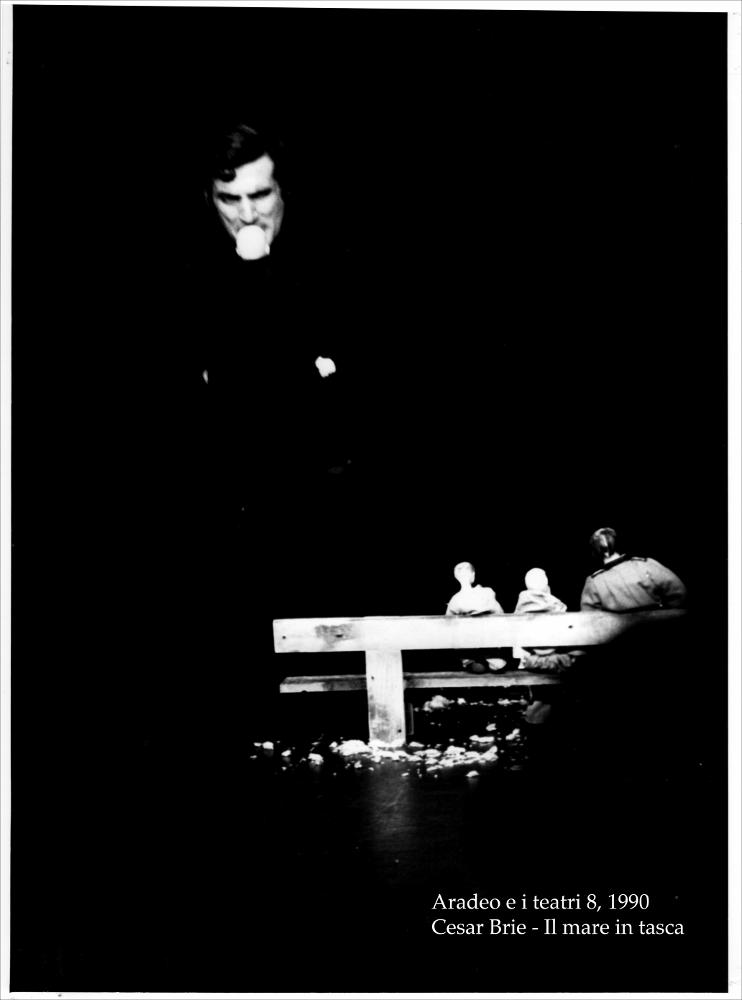 La fotografia in bianco e nero cattura un momento intenso della rappresentazione teatrale “Il mare in tasca”, messa in scena nel 1990 dal Teatro Koreja, nell'ambito della rassegna annuale “Aradeo e i Teatri”, un appuntamento con il teatro sperimentale che la compagnia nata nel 1983 nel piccolo borgo salentino di Aradeo porta avanti sin dall'anno della sua fondazione. Rappresentato e replicato durante l'ottava edizione della più importante kermesse culturale e teatrale della Puglia dell'epoca, lo spettacolo fu prodotto dalla compagnia Koreja, insieme con l'autore e attore teatrale argentino César Brie, che lo scrisse e interpretò. Tutto si svolge in una stanza dietro la sagrestia di una chiesa, in un monologo che ha come tema l'amore, vissuto sotto diverse forme. La tram...
