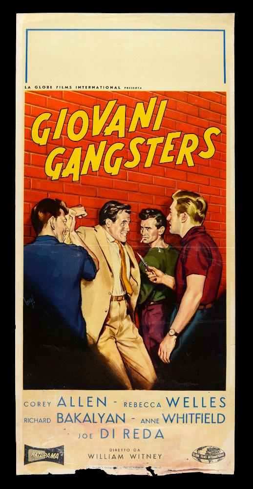 Giovani gangsters (titolo originale: Juvenile Jungle") è un poliziesco del 1958 diretto da William Witney. La locandina è a firma delle celebre illustratore Longi (Carlantonio Longi) artista, disegnatore e grafico, che ha sperimentato diversi stili: dal tradizionale sfumato, policromo e narrativo degli anni Trenta, fino alle sintesi grafiche contemporanee fatte di pochi colori e disegni lineari. In questo caso l'uso di un cono di luce apre la scena dai colori saturi, l'aggressione dei giovani gangster in un vicolo. La locandina originale è conservata nell’Archivio della Mediateca Regionale Pugliese....