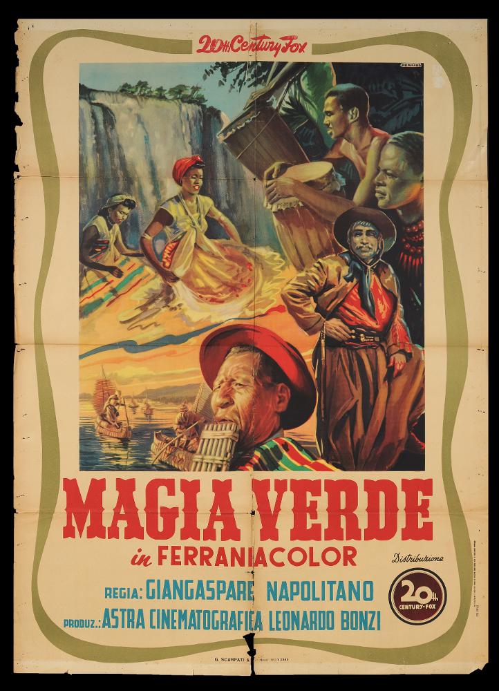 L'immagine riproduce uno dei manifesti conservati presso la Mediateca Regionale Pugliese (vedi Note). Si tratta di una delle versioni grafiche del manifesto del film italiano del 1952 “Magia verde”, a firma di De Amicis (Aldo De Amicis) come si evince dalla firma in alto a destra. Illustratore romano, ha iniziato la sua carriera come vignettista del periodico a fumetti “Il Vittorioso”, opportunità questa che gli permise una maturazione stilistica che lo rese più sicuro e pronto per il mondo della cartellonistica. La composizione colpisce per i colori accesi e i contrasti leggeri, per la sua narrazione ricca di dettagli e personaggi, che ci lasciano entrare nel mondo dell'Amazzonia, del Paraguay e della Bolivia e nella cultura del suo popolo. De Amicis mostra un grande a...