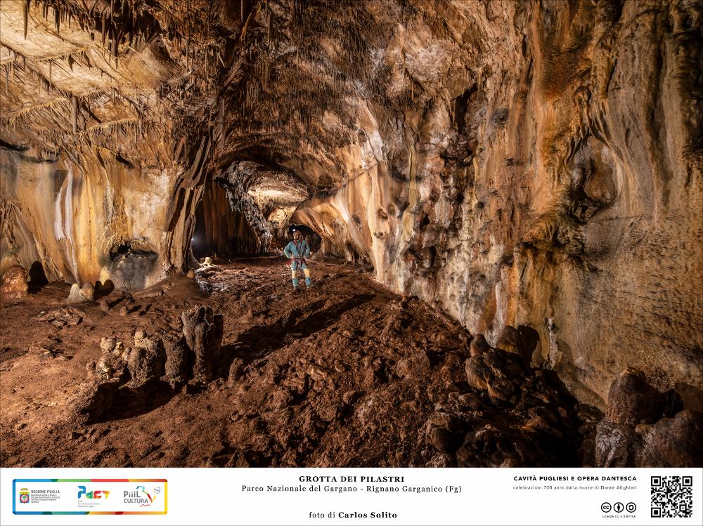 La fotografia ritrae da lontano lo speleologo, mettendo in evidenza l'ampiezza di questa stanza sotterranea, caratterizzata dalla presenza di numerosi gruppi stalagmitici la cui suggestiva bellezza ha suggerito il nome della grotta. Non mancano inoltre grosse stalattiti, drappi, meduse e concrezioni eccentriche che conferiscono all'insieme una scenografia “teatrale” originalissima ed irripetibile.
L’immagine digitale fa parte della raccolta di fotografie prodotte da Carlos Solito per il Progetto digitale “Sillabario sotterraneo – Viaggio dantesco nelle Grotte di Puglia” – realizzato nell’ambito della LEGGE REGIONALE 30 dicembre 2020 - art. 39 “Cavità pugliesi e opera dantesca - Celebrazioni 700 anni dalla morte di Dante Alighieri”.