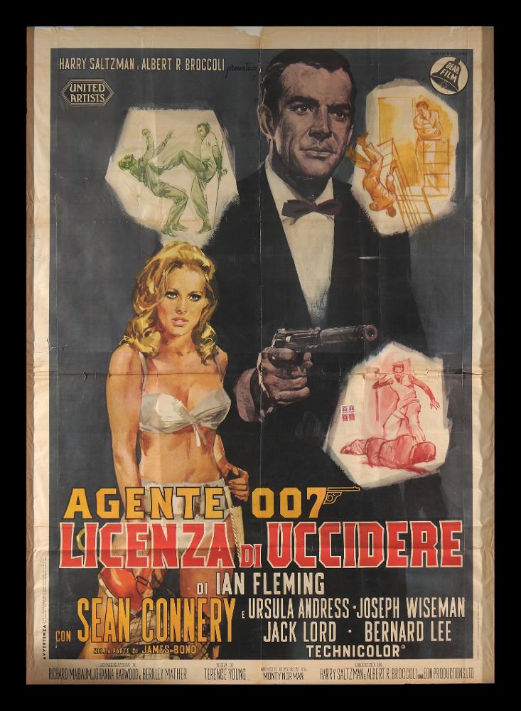 L'immagine riproduce uno dei manifesti conservati presso la Mediateca Regionale Pugliese (vedi Note). Si tratta di una delle versioni grafiche del manifesto del film inglese “Agente 007, licenza di uccidere”, il primo capitolo della fortunata saga dedicata a James Bond. Per questo, la composizione risalta a pieno la figura cult dell'agente britannico più famoso al mondo, ritratto a figura intera con smoking e pistola, dettagli che hanno reso celebre non solo il personaggio letterario, ma anche l'attore Sean Connery, che lo interpretò in più episodi, rendendolo noto al grande pubblico mondiale. Al suo fianco, l'attrice Ursula Andress, in un bel ritratto fedele e sensuale, che richiama una delle scene più celebri del film. Intorno a loro, piccole scene dipinte in monocolo...