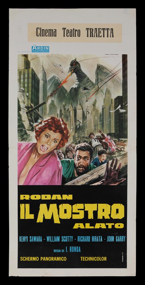 L'immagine riproduce uno dei manifesti conservati presso la Mediateca Regionale Pugliese (vedi Note). Si tratta di una delle versioni grafiche della locandina del film "Rodan il mostro alato" del 1956 per la regia di Ishirō Honda. A firma della coppia Piovano – Studio Paradiso che realizzarono insieme molti manifesti cinematografici, la locandina rappresenta pienamente il genere drammatico/fantascienza del film. Sullo sfondo, tra gli alti palazzi della metropoli giapponese, una figura fantastica simile ad un enorme rapace alato e sputa fuoco, dall’aspetto terrificante, si erge minacciosa sugli abitanti ripresi in primo piano con i volti che ben esprimono il terrore e la paura. Anche i colori seguono il cono prospettico che caratterizza la composizione grafica, man mano ...