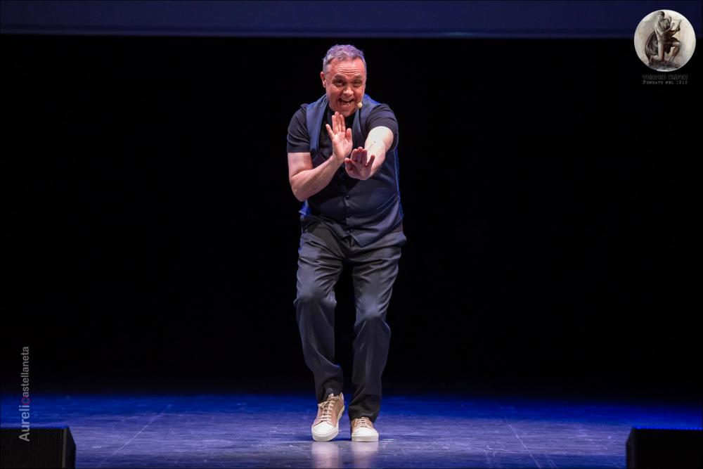 <div>Lo scatto immortala una scena dello spettacolo "Nun te regg più" di Gabriele Cirilli, andato in scena al Teatro Orfeo di Taranto il 19 aprile 2024, nell'ambito della stagione 2023/2024 “Taranto, i più grandi passano da qui”.</div><div>Lo spettacolo “Nun te regg più”, diretto da Valter Lupo e con la partecipazione di Mattia Cirilli e Maria De Luca, alterna personaggi e situazioni comiche grazie alla forte capacità comunicativa dell’artista. Attraverso una risata autentica, Cirilli riflette sul tempo che passa e su come restare al passo con i cambiamenti. Sul palco porta anche le persone che fanno parte della sua vita, mostrando la maturità raggiunta nel suo percorso artistico. Lo show rappresenta cos...