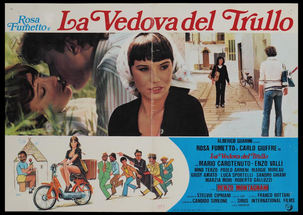 L'immagine riproduce uno dei manifesti conservati presso la Mediateca Regionale Pugliese (vedi Note). Si tratta di uno dei soggetti della fotobusta del film italiano "La vedova del trullo", a firma dell'illustratore Avelli. Con il suo stile grafico, asciutto e moderno, l'artista concepisce una composizione in cui l'ironia è protagonista, insieme alla figura femminile principale, interpretata da Rosa Fumetto. Lo spazio è occupato come di consueto da fotografie di scena, qui sovrapposte, ed è completato da una fascia in cui ci sono le informazioni sul film (attori, regia, etc...) e un'illustrazione divertente in cui gli attori risultano piccole caricature esilaranti che inseguono la giovane e seducente vedova, realizzata invece con tratti molto realistici. Avelli disegna ...