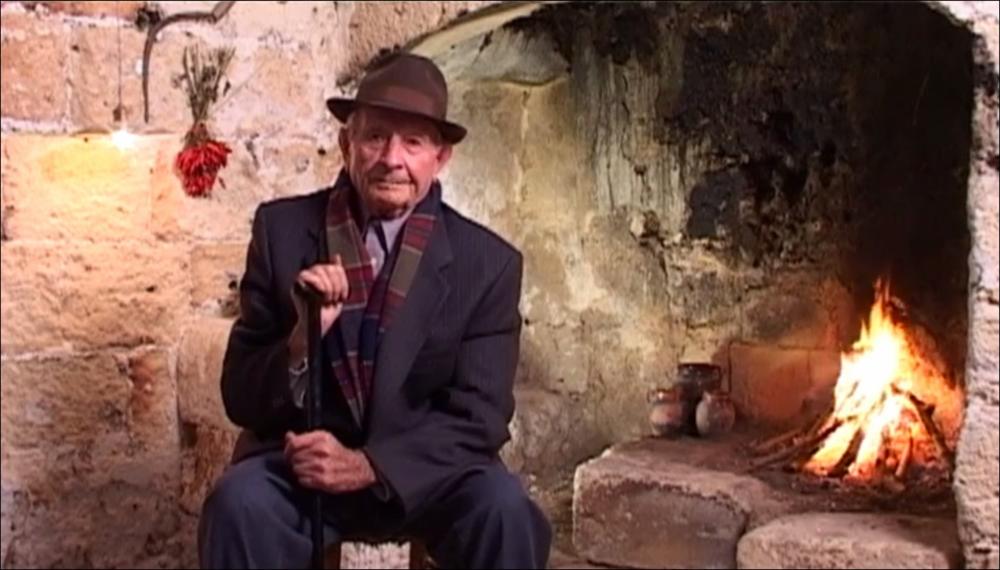 Il documentario racconta, attraverso le testimonianze dirette dei protagonisti sopravvissuti, la straordinaria stagione di lotte contadine che animarono il Salento nell'immediato secondo dopoguerra. L'Arneide che deve il suo titolo ad un articolo dello scrittore salentino Vittorio Bodini, descrive attraverso la voce dei contadini e alcune immagini di repertorio quelle indimenticabili giornate tra il 1949 e il 1951 in cui migliaia di contadini lottarono per occupare le terre del comprensorio dell'Arneo, latifondo allora incolto, situato tra le provincie di Lecce, Brindisi e Taranto. Un lavoro promosso dalla Provincia di Lecce e dal Consorzio dei Comuni Nord-Ovest Salento “Terra d'Arneo” e realizzato dal regista Luigi del Prete con l'obiettivo di conservare la memoria sto...