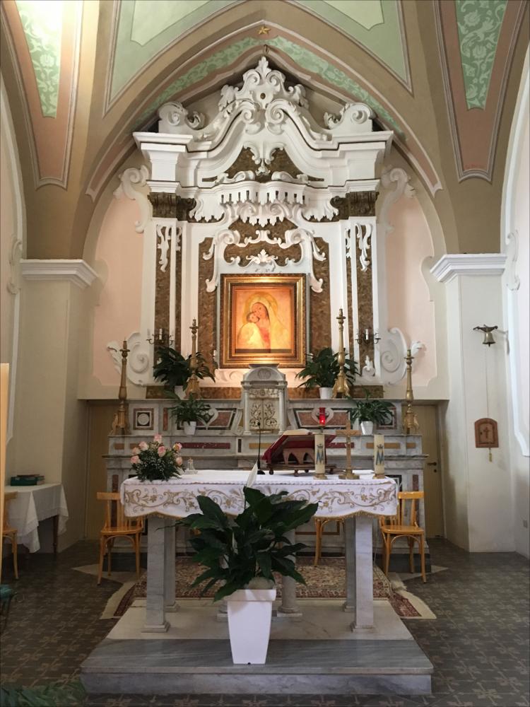 <div>L’immagine mostra la Cappella dove è custodita l’immagine originale del quadro devozionale della Madonna di Cotrino a Latiano, copatrona della città.</div><div>Il culto della Madonna di Cotrino rappresenta uno dei riferimenti religiosi e identitari più profondi della comunità di Latiano. La devozione nasce nel 1605, quando una contadina cieca, sorda e muta, guarita miracolosamente, ritrovò l’immagine della Vergine tra i rovi in contrada Cotrino. In quel luogo sorse il santuario, divenuto nei secoli meta di pellegrinaggi.</div><div>Il momento culminante delle celebrazioni è la processione del 6 maggio, preceduta dai “nove sabati di pellegrinaggio” che iniziano a febbraio. Sebbene la tradizione sia più ...