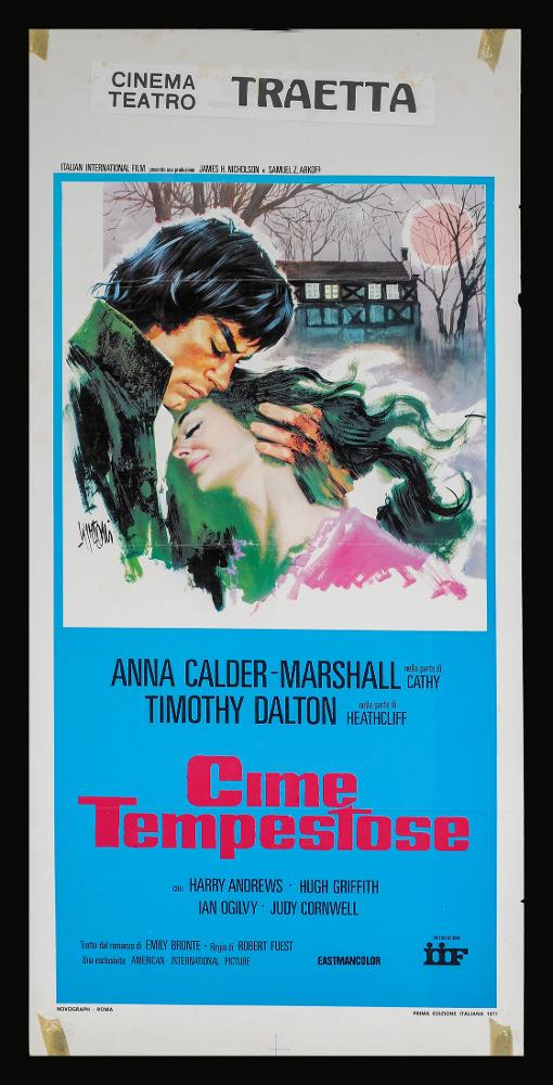 L'immagine riproduce uno dei manifesti conservati presso la Mediateca Regionale Pugliese (vedi Note). Si tratta di una delle versioni grafiche per la locandina del film “Cime tempestose” del 1970 per la regia di Robert Fuest a firma di Sandro Symeoni (Symeoni) come leggiamo sulla sinistra. Tra i pittori di cinema più prolifici, in questa composizione si ritrovano molte delle sue peculiarità stilistiche, in primis la sua grande pittoricità non solo nella rappresentazione dello sfondo, ma soprattutto neIla realizzazione dei ritratti dei due protagonisti in primo piano, immortalati in un tenero abbraccio, con i tratti del volto sereni. I colori qui utilizzati sono scuri, tendenzialmente nero e grigio e sembrano ricreare una atmosfera notturna ed invernale, onirica, enfatiz...