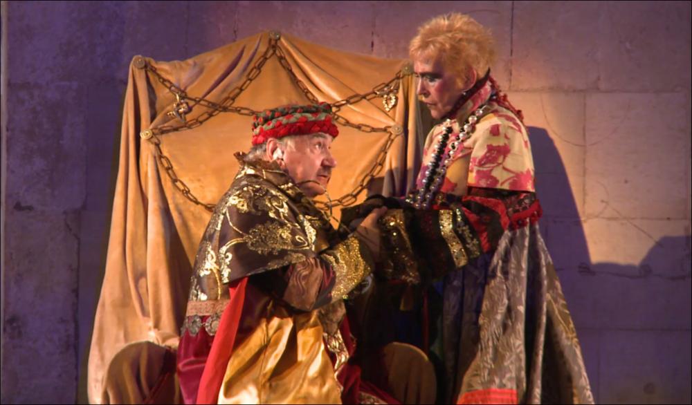 Il video in oggetto, parte della collezione digitale “Prime nazionali in Puglia”, nasce dall'omonimo progetto promosso dalla Regione Puglia, Assessorato al Mediterraneo, Cultura e Turismo, finanziato dal FESR ASSE IV e attuato dal Teatro Pubblico Pugliese per dar vita ad un fitto calendario di prime nazionali programmate tra il 2011 e il 2012 all'interno di alcuni teatri pugliesi. La clip documenta lo spettacolo teatrale "Io so che a me bambino" realizzato il 2 giugno del 2012 nella splendida e suggestiva cornice del Castello Svevo di Bari. La pièce, ideata dal maestro Ettore Catalano e messa in scena per l'occasione dal gruppo Abeliano di Bari, recupera l'opera pirandelliana "Enrico IV", rivisitandola in chiave moderna e introducendo al suo interno lo stesso autore ins...