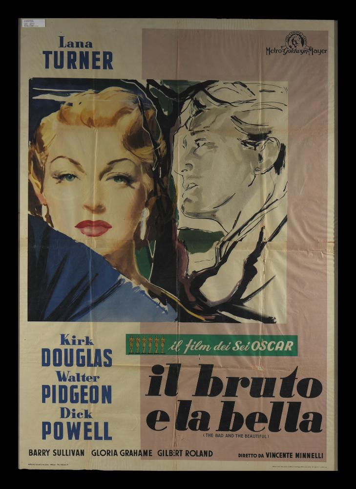 Il grande manifesto presenta una grande finestra nella quale sono messi in contrapposizione il volto di Lana Turner a colori, con lo sguardo rivolto verso lo spettatore e il profilo in bianco e nero di Kirk Douglas, separati dai rami di un albero spoglio. Il bruto e la bella (The Bad and the Beautiful) è un film del 1952 diretto da Vincente Minnelli e vincitore di Oscar. Il film si basa sul racconto "Of Good and Evil" (Del bene e del male) di George Bradshaw, pubblicato nel 1949 e ampliato in una versione più lunga intitolata Memorial to a Bad Man. Si trattava del testamento di un produttore teatrale di New York che cercava di spiegare il suo cattivo comportamento a tre persone che aveva ferito: uno scrittore, un attore e un regista. Il manifesto originale è conservato ...
