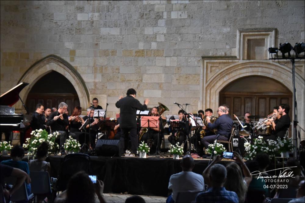 <div class="ql-editor"><div>Lo scatto fotografico immortala la <span>formazione del Gran Concerto Bandistico “Città di Carovigno" che si esibisce in occasione della "</span>Festa della Musica" presso il Castello di Carovigno il 4 luglio 2023.</div><div>L’Istituzione Musicale di Carovigno affonda le proprie radici nel 1740, con la nascita del Gran Concerto Bandistico “Città di Carovigno”, tra le formazioni più prestigiose della tradizione bandistica italiana.</div><div>Alla fine del XVIII secolo, per iniziativa del Maestro Bagnulo, nacque la storica scuola di musica, destinata alla formazione dei giovani musicisti e divenuta comunale nel 1914. Dopo una rinascita negli anni ’90, l’Istituzione è oggi un im...