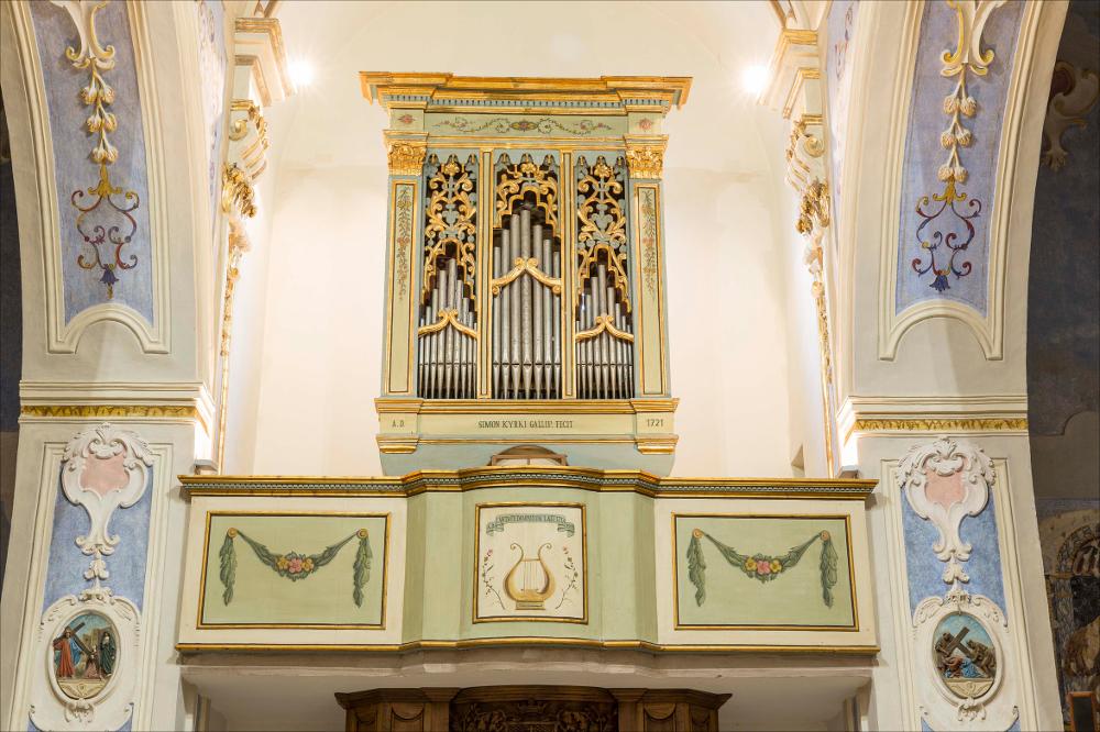 L’organo rappresentato nell'immagine digitale è collocato nella chiesa matrice dedicata a S. Giovanni Crisostomo. Edificata nel XVI secolo, fu portata a termine nell’Ottocento, infatti presenta una facciata neoclassica e un campanile terminato nel 1897-98. Dell’edificio precedente, al suo interno a tre navate, si conserva un affresco eseguito da Valeria, moglie di Rodiano Coletta e un bassorilievo della Pietà datato 1612. L’interno presenta una delicata decorazione azzurra e di stucchi da attribuirsi a Francesco Centolanze, stuccatore neretino che intorno agli anni venti del Settecento si stabilì a Gallipoli. All’interno le cappelle laterali ospitano settecenteschi altari in stucco dedicati alla Madonna del Buon Consiglio, ai Santi Medici, alla Madonna del Rosario e al ...