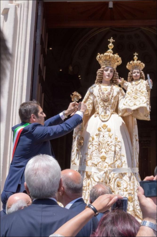 <div class="ql-editor"><div>La fotografia ritrae il momento della consegna delle chiavi della città da parte del Sindaco a Maria Santissima Mater Domini, nel giorno del 20 maggio, prima della solenne processione.</div><div><br></div><div>La festa della <strong>Mater Domini</strong> rappresenta uno degli appuntamenti più significativi per la comunità locale, profondamente radicato nella storia, nella fede e nell’identità collettiva. Le sue origini risalgono al XVII secolo, legate a eventi ritenuti miracolosi che hanno dato vita a una devozione popolare intensa e duratura nel tempo.</div><div>La celebrazione si sviluppa ogni anno attraverso un articolato programma religioso che culmina tra il 18 e il 20 maggio. Momenti centrali sono l’intro...