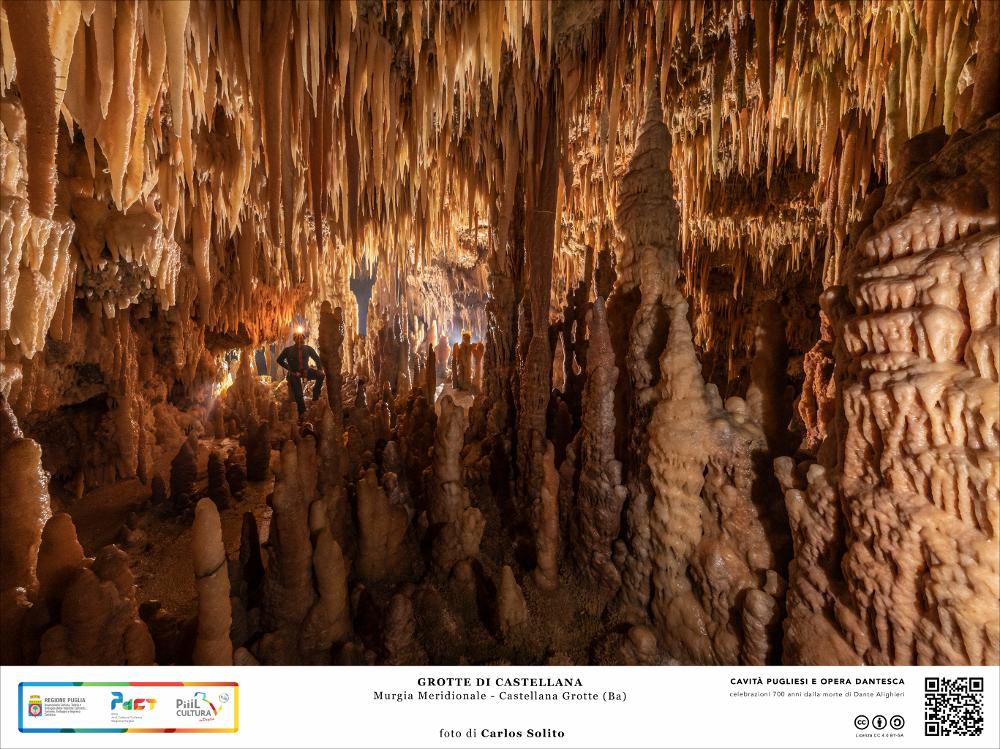 La meravigliosa Grotta Bianca: qui il carbonato di calcio più puro ha dato vita a un fitto bosco incantato fatto di stalattiti e stalagmiti alabastrine, dove la luce trapassa e crea effetti magici.
Un luogo segreto dove regna la quiete e il silenzio è interrotto soltanto dal lento stillicidio delle gocce d'acqua che instancabilmente giorno dopo giorno continuano a plasmare questo mondo fantastico.
L’immagine digitale fa parte della raccolta di fotografie prodotte da Carlos Solito per il Progetto digitale “Sillabario sotterraneo – Viaggio dantesco nelle Grotte di Puglia” – realizzato nell’ambito della LEGGE REGIONALE 30 dicembre 2020, n. 35 - art. 39 “Cavità pugliesi e opera dantesca - Celebrazioni 700 anni dalla morte di Dante Alighieri”.
