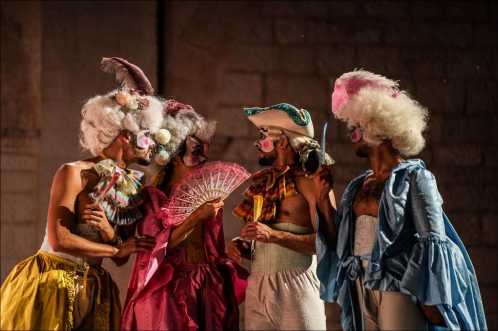 <div class="ql-editor">Nella foto una scena tratta da L’Angelica, splendida produzione rappresentata al Palazzo Ducale di Martina Franca il 30 luglio e 3 agosto 2021 in occasione della 47ª edizione del Festival della Valle d’Itria.
L’Angelica, una serenata di Nicola Porpora del 1720, composta sul primo libretto firmato da Pietro Metastasio, è tratta dalle gesta eroiche narrate nell’Orlando furioso di Ludovico Ariosto.
Si tratta della prima opera da regista per Gianluca Falaschi, costumista che ha creato abiti di scena per i teatri più importanti del mondo.
Il direttore Federico Maria Sardelli ha guidato l’orchestra La Lira di Orfeo assieme a un cast prestigioso che ha visto nel ruolo di Orlando il mezzosoprano Ter...