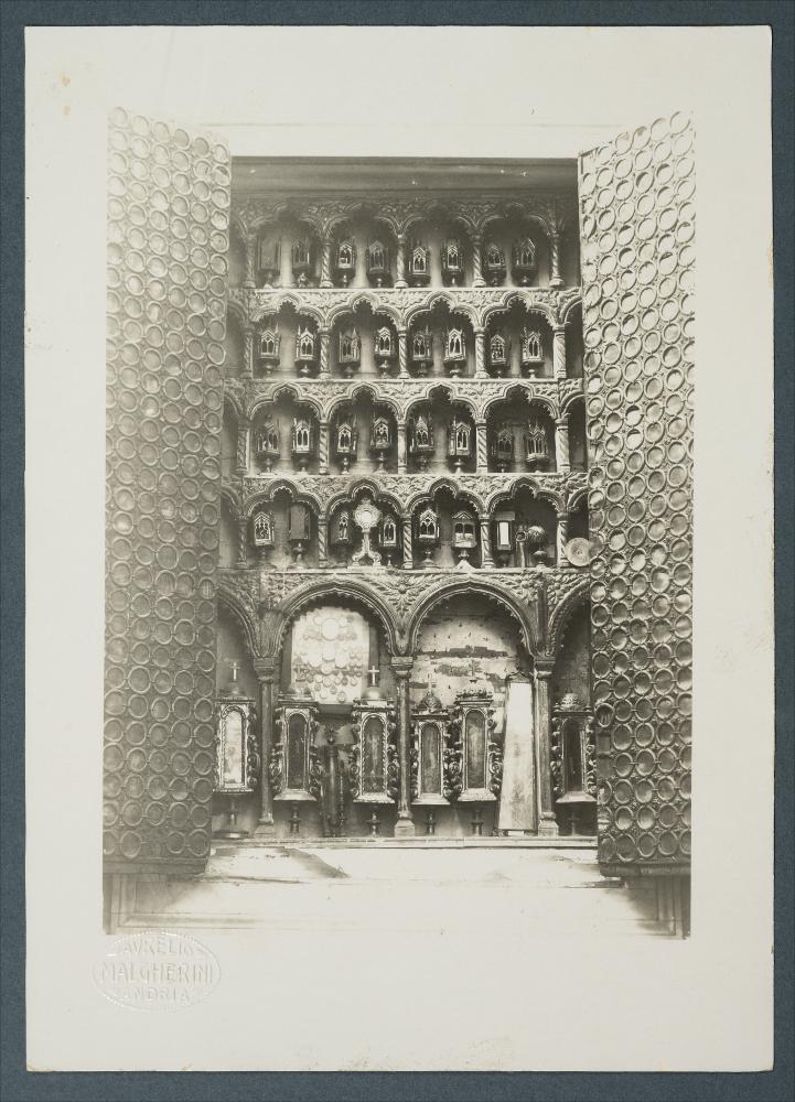 <div class="ql-editor"><div>Documentazione fotografica: armadio delle reliquie, XV secolo, Cattedrale di Andria, foto di Aurelio Malgherini.</div><div><br></div><div>La raccolta fotografica di Giuseppe Ceci (1863-1938), studioso delle arti figurative dell’Italia meridionale e tra i promotori delle Società di Storia Patria di Napoli e della Puglia, si inserisce nel vivace clima culturale dell’Italia postunitaria, caratterizzato dal progressivo consolidarsi di una «coscienza nazionale» alimentata anche dal confronto e dal dialogo con le realtà storiche e culturali locali.</div><div>Oggi la Biblioteca Comunale di Andria conserva oltre settecento fotografie dedicate alla Puglia medievale, a Napoli e al patrimonio storico-artistico dell’...