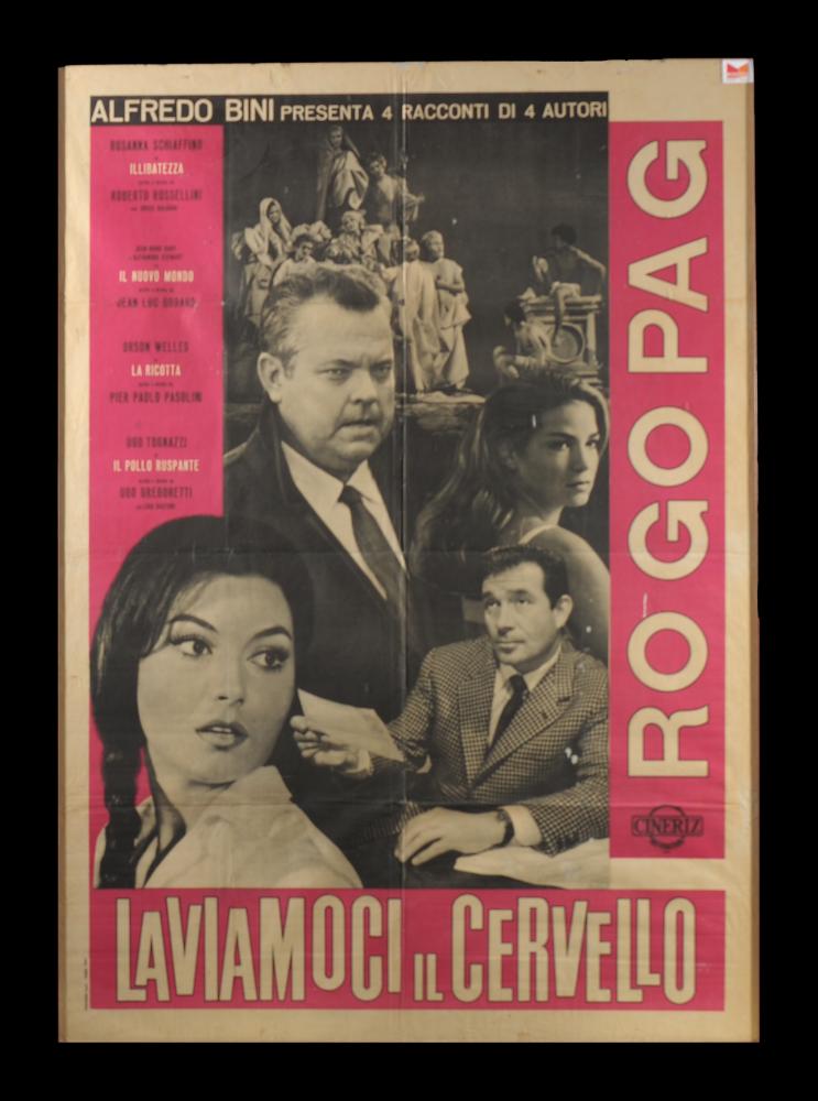 L'immagine riproduce uno dei manifesti conservati presso la Mediateca Regionale Pugliese (vedi Note). Si tratta di una delle versioni grafiche del manifesto del film "Ro.Go.Pa.G." del 1963 il cui titolo è una sigla che identifica i registi dei quattro episodi narrati, Rossellini, Godard, Pasolini e Gregoretti. Questa composizione presenta quattro momenti dei rispettivi racconti "Illibatezza", "Il nuovo mondo", "La ricotta" e "Il pollo ruspante", immortalati tramite delle fotografie di scena in bianco e nero, legate in maniera continua e sovrapposte quasi come fossero un singolo episodio. La cornice del manifesto è l'unico punto di colore, si presenta rosa per tre lati e all'interno le parti tipografiche sono in bianco. Il film è ricordato per la censura della prima ediz...