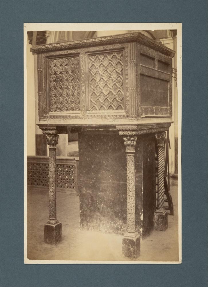 <div class="ql-editor"><div><span>Ritaglio da scatto fotografico di Romualdo Moscioni del pulpito della Cattedrale di Bitonto, opera di Gualtiero da Foggia, databile al 1240.</span></div><div>Lo scatto fa parte della raccolta fotografica di Giuseppe Ceci (1863-1938), studioso delle arti figurative dell’Italia meridionale e tra i promotori delle Società di Storia Patria di Napoli e della Puglia. Questo Archivio si inserisce nel vivace clima culturale dell’Italia postunitaria, caratterizzato dal progressivo consolidarsi di una «coscienza nazionale» alimentata anche dal confronto e dal dialogo con le realtà storiche e culturali locali.</div><div>Oggi la Biblioteca Comunale di Andria conserva oltre settecento fotografie dedicate alla Puglia m...