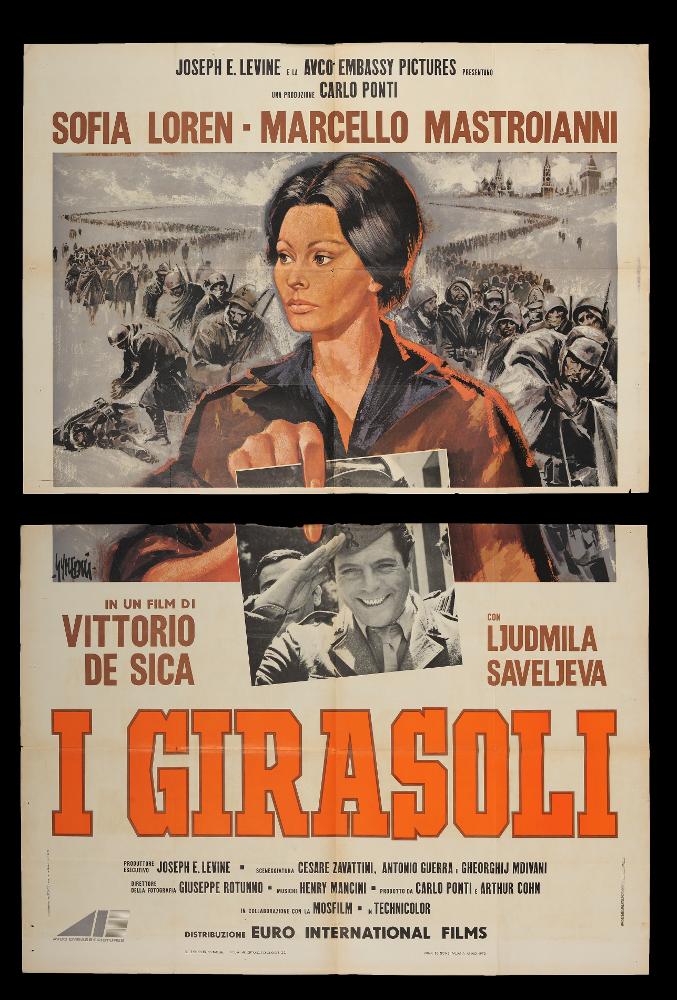 L'immagine riproduce uno dei manifesti conservati presso la Mediateca Regionale Pugliese (vedi Note). Si tratta della versione grafica del manifesto del film italiano "I girasoli", a firma di Sandro Symeoni (Symeoni). Noto per essere uno dei pittori di cinema più prolifici, si distinse per una grande pittoricità, un gusto originale basato sulla bellezza formale, soprattutto femminile, e più tardi per composizioni moderne basate su ritmi spezzati e drammatici. Per il film drammatico del 1969, diretto da Vittorio De Sica, Symeoni concepisce una splendida composizione, che rende l'atmosfera popolare ed emotiva, di sofferenza e pietà di un particolare momento storico del Novecento. L'impianto grafico è fatto di cornici, una fotografia nella fotografia con il ritratto a mezz...