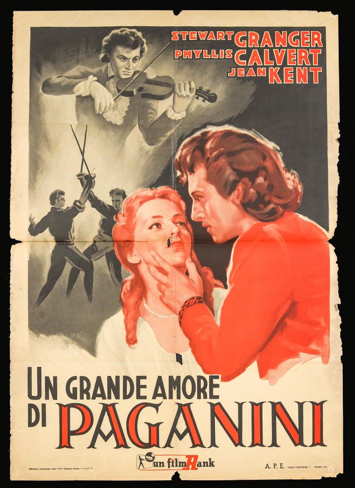 L'immagine riproduce uno dei manifesti conservati presso la Mediateca Regionale Pugliese (vedi Note). Si tratta di una delle versioni grafiche per il manifesto del film "Un grande amore di Paganini" del 1945 per la regia di Bernard Knowles. Il manifesto, dalle dimensioni 70x100, presenta una composizione essenziale con pochi elementi, in primo piano il protagonista, il grande violinista Paganini mentre teneramente accarezza il volto della donna amata. Su uno sfondo in monocromo grigio, due momenti narrativi, nella parte superiore il violinista è ritratto durante una esecuzione, al di sotto mentre duella probabilmente con un rivale in amore. Particolarità del manifesto è l'uso del colore solo per i personaggi in primo piano e per alcune parti grafiche come il nome del pr...
