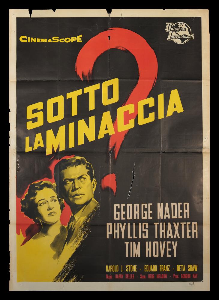 L'immagine riproduce uno dei manifesti conservati presso la Mediateca Regionale Pugliese (vedi Note). Si tratta di una delle versioni grafiche del manifesto del film “Sotto la minaccia” del 1957 diretto da Harry Keller. Il manifesto, a firma di E. Pic artista dall’identità sconosciuta, presenta dei toni molto cupi in linea con la tematica anticipata dal titolo. Su uno sfondo completamente nero i colori che spiccano sono il rosso ed il giallo utilizzati sia per le parti scritte che per la realizzazione dei due primi piani dei personaggi, in posizione marginale nella composizione grafica. Al centro il titolo in maiuscolo e un grande punto interrogativo rosso che rende un senso di suspense nello spettatore, accentuato anche dagli sguardi impauriti della coppia....