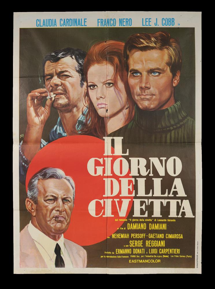 L'immagine riproduce uno dei manifesti conservati presso la Mediateca Regionale Pugliese (vedi Note). Si tratta di una delle versioni grafiche del manifesto del noto film italiano “Il giorno della civetta”. Autore del manifesto è Mario De Berardinis (Mos), appartenente alla terza generazione di pittori di cinema. Nato a La Spezia si trasferì a Roma dove ebbe il privilegio di divenire allievo di Averardo Ciriello e di Rodolfo Gasparri, tra i maggiori cartellonisti del tempo. Nella capitale riuscì ad aprire un suo studio grafico ed iniziò molte collaborazioni con diverse case di produzione. Tre sono le firme che ritroviamo sulle sue opere: all’inizio delle sua carriera firmava con il suo nome Mario De Berardinis, dagli anni Sessanta al 1975 circa utilizzò lo pseudonimo Mo...